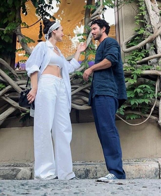 "KIPKIRMIZI OLDUM"    te yandan bebek bekledikleri iddialaryla da gndem olan nl iftten Pnar Deniz, "Hamile misiniz?" sorularna u yant vermiti:    "Hamile olsam size syler miyim bir dneyim. Kpkrmz oldum. Hibir ey sylemek istemiyorum."