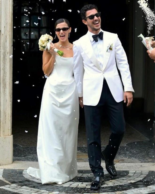 Pnar Deniz, Vivienne Westwood tasarm bir gelinlik giyerken, Kaan Yldrm beyaz ceketli bir takm giymeyi tercih etti.