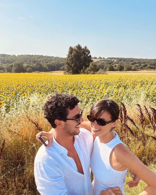 1,5 aylk hamile olduu iddialarna sessiz kalan Deniz, gazetecilerin srarl sorularna "Ksmet bakalm" demeyi tercih etmiti.