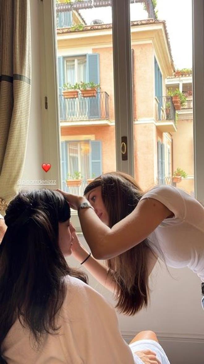 Pnar Deniz'in nikaha hazrland anlar ablas Huri Deniz, sosyal medya hesabndan paylamt.