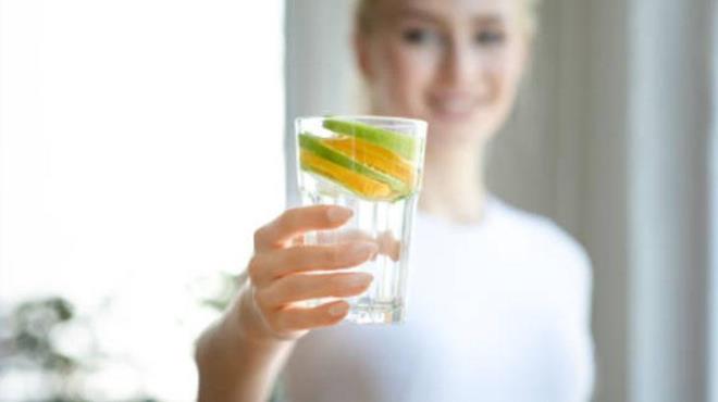 Sabahlar veya gn ierisinde tketilen suyun zenginletirilmesi gerektiini vurgulayan Mftolu, salkl besinlerin eklenmesi gerektiini belirtti. Suyun iine domates rendesi veya salatalk dilimleri gibi besinler eklenerek salk faydalar artrlabilir. Bu sayede zengin antioksidan ieriinden daha fazla yararlanabilirsiniz.