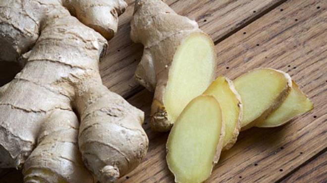 Zencefil  <p>  Su ierisine ekleyebileceiniz bir dier besin de zencefildir. Sindirimi dzenlemeye, mide bulantsn azaltmaya ve bakl desteklemeye yardmc olabilir. zellikle souk algnl ve grip gibi rahatszlklarn nlenmesinde faydaldr. Metabolizmanz altracak bir gda aryorsanz, zencefil tam olarak bunun ilac.