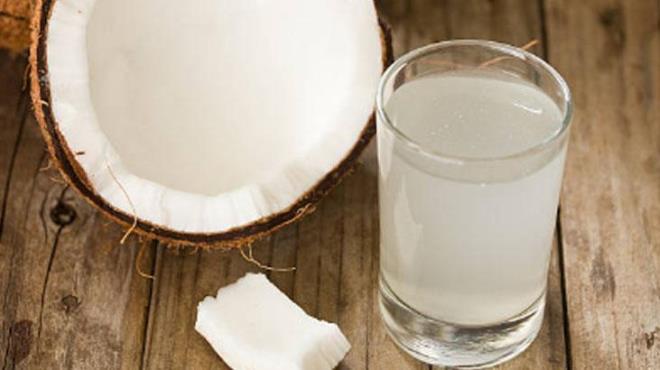 Hindistan cevizi suyu<p>    Hindistan cevizi suyu, potasyum, magnezyum ve dier mineraller asndan zengindir. Ancak tatlandrc ierikli rnler yerine doal olan tercih etmelisiniz. Tkettiiniz suya ekleyerek daha besleyici hale getirebilirsiniz.