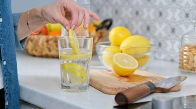 Gnlk rutinine dair bilgiler paylaan Osman Mftolu, kendi prensibinin gne lk limonlu suyla balamak olduunu, devamnda da ayn ekilde devam ettiini belirtti. A karnna iilen elma sirkesinin mideyi rahatsz etme ihtimalini hatrlatt.