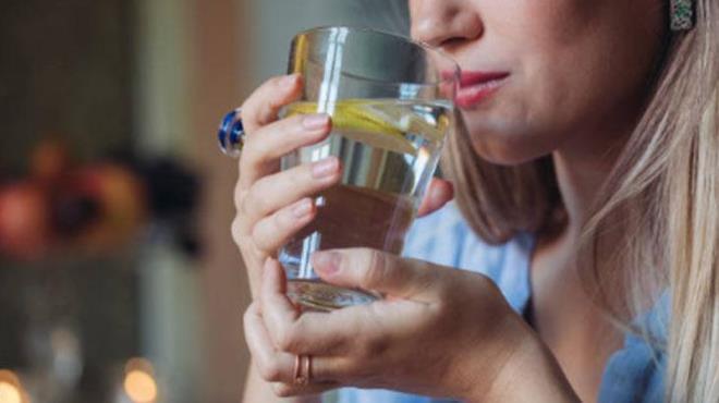 Prof. Dr. Osman Mftolu, 'Sirkeli su mu, limonlu su mu?' sorusuna "Hi fark etmez" yantn verdi. Mftolu'na gre tketimde nemli olan ey suyun kendisi. Yani, limonlu veya sirkeli sudan nce suyun kendisi geliyor. Suyun nemine deinen Mftolu, elma sirkesi iin ayr bir hatrlatmada bulundu.