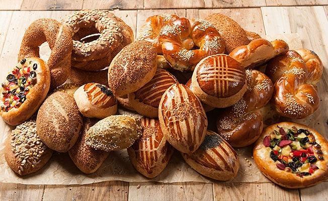 HAMUR ��LER�  <br>  Simit, po�a�a ve a�ma gibi kahvalt�l�k hamur i�leri, genellikle en yo�un i�lenmi� g�dalar�n aras�nda yer ald���ndan, sa�l�kl� olmayan kahvalt� se�eneklerinden biri.   <br>      Bu nedenle kontroll� t�ketilmesi gereken veya yaln�zca sa�l�kl� un ve malzemelerden yap�lan �e�itlerinden tercih etmek gerekiyor.  <br>Bu besinlerin �retiminde kullan�lan ilave �eker, ba��rsak bakterilerinde dengeyi bozarak sa�l��� �nemli �l��de bozar.   <br>      Baz� besinler, ba��rsak floras�ndaki bakteri dengesini bozarak k�t� ba��rsak bakterileri i�in aranan ortam ve beslenme �eklini olu�turabilir.