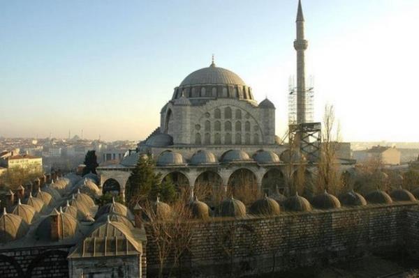 Bir dieri de, Sinan'n, Mihrimah Sultan'a olan akn tasvir ettii cami olarak rivayet edilen Edirnekap cami. Caminin kubbesi, dardan bakldnda, tm ihtiamyla tek bana ykselmektedir. Minaresi sadece bir tanedir. Minaresinin sadece bir tane olmasnn nedeni ise yle bilinmektedir.