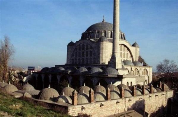 Mihrimah Sultan'n stats iki minareli cami yaptrmaya yetmesine ramen yalnzln simgelemesi anlamnda tek minareli yaplmtr bu cami.