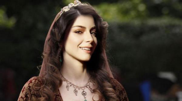 Star Tv'de yaynlanan Muhteem Yzyl dizisine transfer olan Merve Boluur, adndann sz ettirmeye devam ediyor.