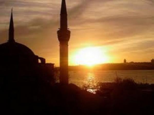 Bu camilerden biri, skdar'daki, etek giymi bir hanm grnmndeki Mihrimah Sultan Cami. skdar'daki cami ve klliye, stanbul'un "yedinci tepesi"nin en yksek noktasnda ina edilmi.