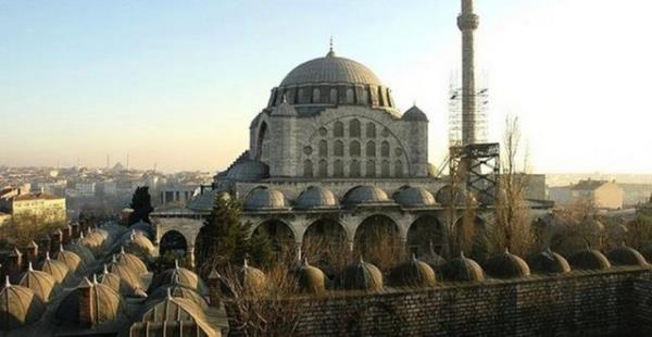 Mimar Sinan'n camiyi gzden uzakta, ilgiyi ekmeyecek bir yerde ina ettirmesi, Mihrimah Sultan'a duyduu gizli akn bir ifadesi, bir yansmas olarak yorumlanmasna neden olmutur.