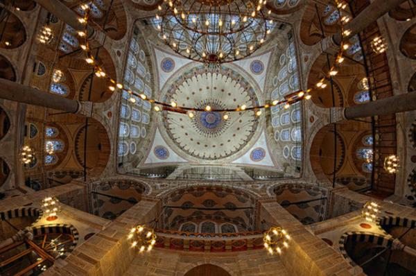 Yine iddialara gre Sinan'n Mihrimah Sultan'n ei Rstem Paa iin yapt caminin inileri ve sslemelerinin tm ihtiamna ramen dier btn yaplarnn aksine daha karanlk olmasnn altnda da bu akn izlerinden bahsetmek mmkn.