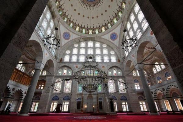 Kimi sanat tarihilerinin iddialarna gre, Mihrimah Sultan adna yaplan klliyelerin duru, gsterisiz ve asil duruuna ramen iinin alabildiine aydnlk olmasnda da Mimar Sinan'n duygularnn izlerini tayor.