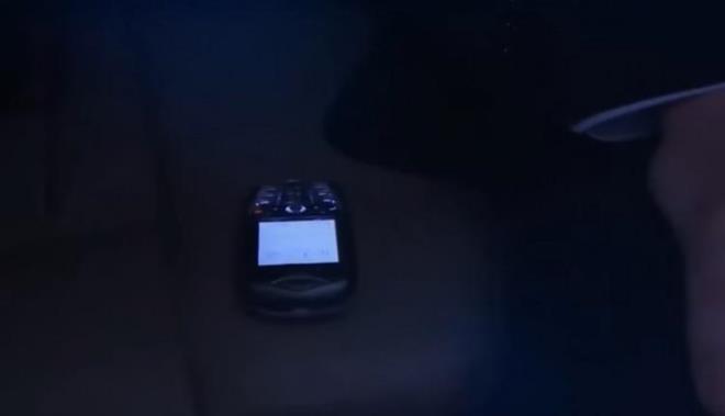 2003 ylnda yaynlanan dizinin 85. blm sahnesinde Samuel Vanunu'nun telefonuna mesaj brakldktan sonra patlyor.