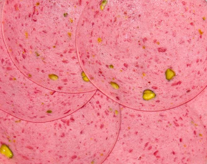 Ek olarak ilenmi gdalar da fel iin bir dier risk faktr olarak belirlendi. zellikle ilenmi et, yksek seviyede tuz ierir ve bu da yksek tansiyon riskini beraberinde getirir.