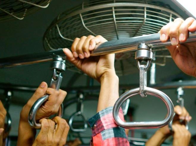 YOLCU �T�C�LER    Orijinal ismi Oshiya olan bu meslekte yaln�zca profesyonel ki�iler �al��abilir. Oshiyalar, demir yolu a�� olduk�a geli�mi� olan Japonya?da trenlerin maksimum yolcu kapasitesine ula�mas� i�in kap� �nlerindeki kalabal��� iterek arac�n i�ine girmelerini sa�larlar.