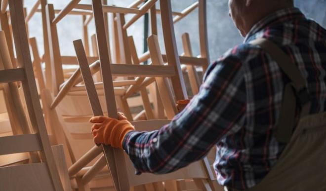 MOB�LYA DENET��S�    Firmalar, mobilyalar�n sa�laml���n� test  etmeleri denet�i tutarlar. Denet�iler, �r�nler �zerinde k�vranarak, sallanarak ve yaslanarak, firmalara �e�itli geri d�n��lerde bulunurlar. Mobilya denet�ilerinin, bir g�nde 200 farkl� par�a �zerinde birtak�m pozisyonlar� denemesi gerekir.