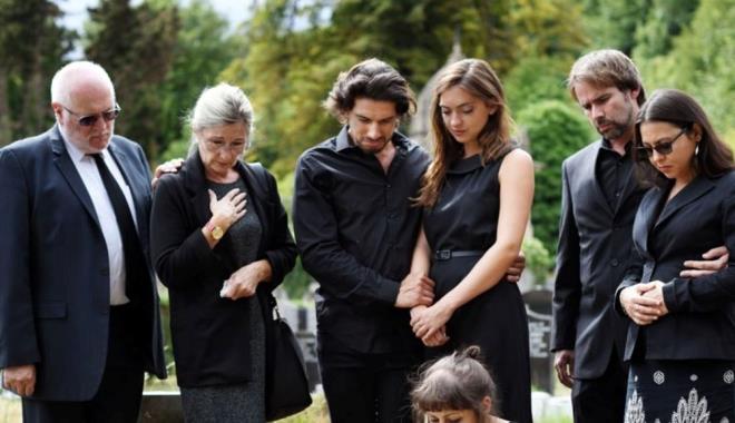 YAS TUTUCU    Dramatik bir cenaze t�reni i�in genelde yas tutuculara ba�vuruluyor. Avrupa �lkelerinde Rent a Car sistemi �eklinde �al��an bu ki�iler, t�rende y�ksek sesle a�lay�p ���l�klar atarak, sanki �len ki�inin �ok yak�n tan�d���ym�� gibi rol yap�yorlar.