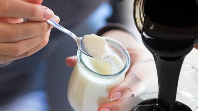 Kahvalt�lar�n vazge�ilmezi pekmez ve yemeklerin yan�nda en lezzetli detay yo�urt, bir araya geldi�inde birbirlerini s�f�rl�yor. Yani bu iki besin ayn� anda t�ketilince b�t�n faydalar�n� yitiriyor. �zellikle yo�urt ve pekmezi kar��t�rarak yiyorsan�z, o hatay� siz de yap�yorsunuz demektir. Peki ama nas�l?