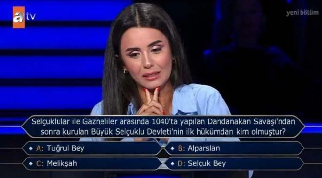 "B�y�k Sel�uklu" d�nemine ���k tutan "Sel�uklular ile Gazneliler aras�nda 1040'ta yap�lan Dandanakan Sava��'ndan sonra kurulan B�y�k Sel�uklu Devleti'nin ilk h�k�mdar� kim olmu�tur?" sorusu izleyenleri de ekran ba��na kilitledi.