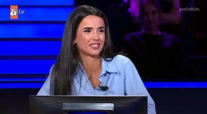 Di� Hekimli�i Fak�ltesi Mezunu 25 ya��ndaki Ece Bal isimli yar��mac�, performans�yla sosyal medyaya damga vurdu.