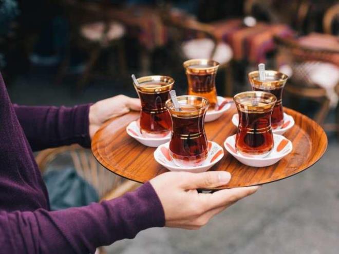 Ayr�ca, �ay y�zeyinde magnezyum, kalsiyum, demir ve protein i�eren bir oksit filmi olu�ur. Bu film, guanin, kafein ve teofilin gibi maddeleri i�erir, bu da �ay� sa�l�k a��s�ndan riskli hale getirir.