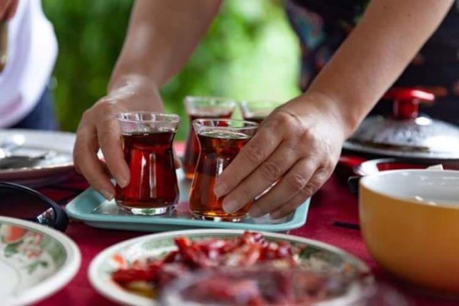 �ay, d�nya genelinde yayg�n olarak t�ketilmesinin yan� s�ra k�lt�rel ve sosyal �neme sahip bir i�ecek olarak kar��m�za ��kar.  �zellikle g�nl�k ya�amda kar��m�za s�kl�kla ��kan stres unsurlar�yla ba�a ��kmak i�in bireyler �ay� bir ?enerji i�ece�i? olarak a��r� �ekilde t�ketebilir. �ay� keyfinizin bir zehre d�n��memesi i�in bu �nemli noktaya dikkat etmeniz gerekiyor.