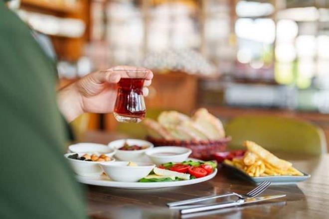 �ay i�eri�inde bulunan etken maddeleri ile sa�l��a bir�ok yarar� bulunan bir i�ecektir. Fakat �ay t�ketiminde a��r�ya ka��ld���nda fazla �ay i�menin zararlar� ve yan etkileriyle kar��la�mak olas�d�r. Ayr�ca d�nya genelinde �ay i�mek, sosyal bir aktivite olarak kabul edilir.