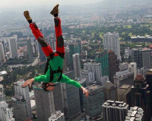 Malezya'daki Kuala Lumpur g�kdeleninde d�zenlenen Uluslararas� kule atlay�� yar��mas� ilgin� g�r�nt�lere sahne oldu.