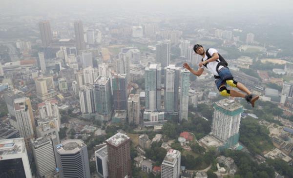 Malezya'daki Kuala Lumpur g�kdeleninde d�zenlenen Uluslararas� kule atlay�� yar��mas� ilgin� g�r�nt�lere sahne oldu.