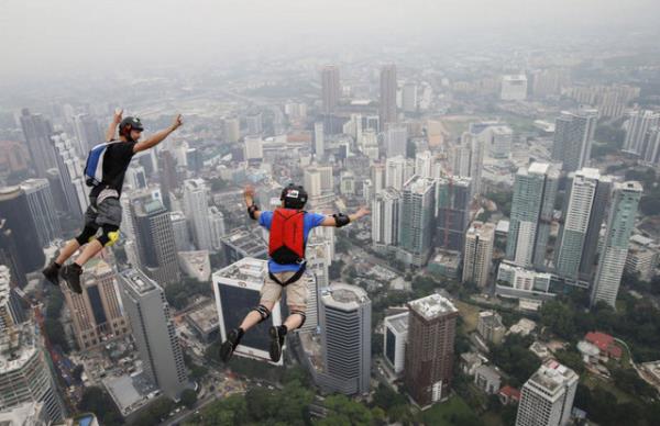 Malezya'daki Kuala Lumpur g�kdeleninde d�zenlenen Uluslararas� kule atlay�� yar��mas� ilgin� g�r�nt�lere sahne oldu.