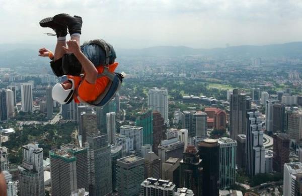 Malezya'daki Kuala Lumpur g�kdeleninde d�zenlenen Uluslararas� kule atlay�� yar��mas� ilgin� g�r�nt�lere sahne oldu.