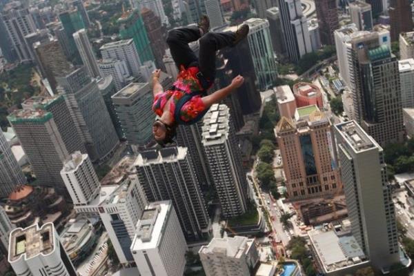 Malezya'daki Kuala Lumpur g�kdeleninde d�zenlenen Uluslararas� kule atlay�� yar��mas� ilgin� g�r�nt�lere sahne oldu.