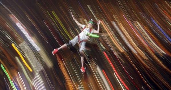 Malezya'daki Kuala Lumpur g�kdeleninde d�zenlenen Uluslararas� kule atlay�� yar��mas� ilgin� g�r�nt�lere sahne oldu.