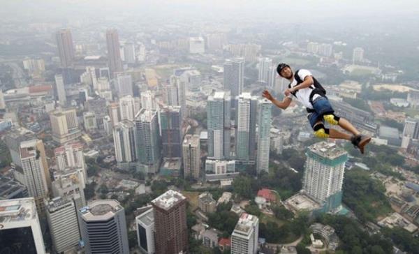 Malezya'daki Kuala Lumpur g�kdeleninde d�zenlenen Uluslararas� kule atlay�� yar��mas� ilgin� g�r�nt�lere sahne oldu.