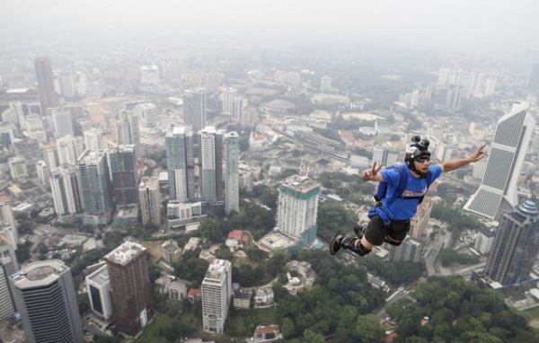 Malezya'daki Kuala Lumpur g�kdeleninde d�zenlenen Uluslararas� kule atlay�� yar��mas� ilgin� g�r�nt�lere sahne oldu.