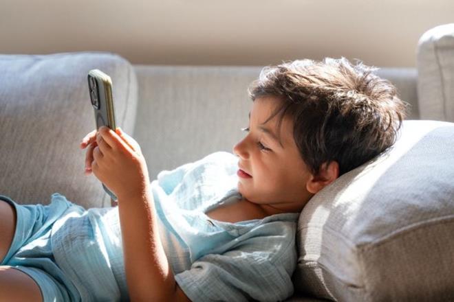 EKRAN S�RES� ���MANLATIYOR    �ocuklar�n yemek yerken bir �eyler izlemesinin de i�tah d�zeni a��s�ndan olumsuz bir etki yaratt���n� belirten uzman isim, ''�ocu�un �n�ne ekran koydu�unuzda beyin yeme�e de�il ekrana odaklan�yor. B�yle olunca beyin yiyecekle o kadar az ba�lant� kuruyor ki, �ocuk fark�nda olmadan daha �ok yiyor. Hatta bu durum g�da emilimini bile olumsuz y�nde etkileyebiliyor. G�da emiliminin bozulmas�, enerji d���kl���ne yol a��yor ve enerjisi d��en �ocuk daha fazla �eker t�ketmek istiyor. Bu da k�s�r d�ng�ye neden oluyor'' ifadelerini kulland�.