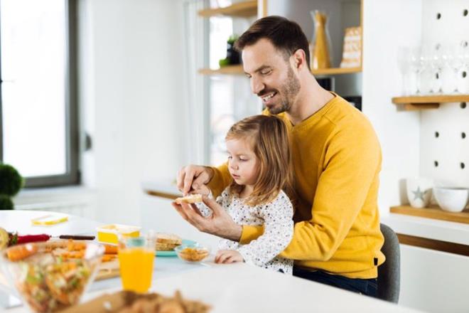 Bir�ok ebeveyn, meyve suyunun g�nl�k al�nmas� gereken vitaminlerin �o�unu i�erdi�ine inan�yor ancak meyve suyu, i�indeki �eker oran�n�n y�ksek olmas� nedeniyle sa�l�k a��s�ndan say�s�z zarar bar�nd�r�yor. Beslenme uzman� Jenna Hope, �ocuklar�n meyve suyu yerine ger�ek meyveler yemelerinin olduk�a �nemli oldu�unu vurguluyor.