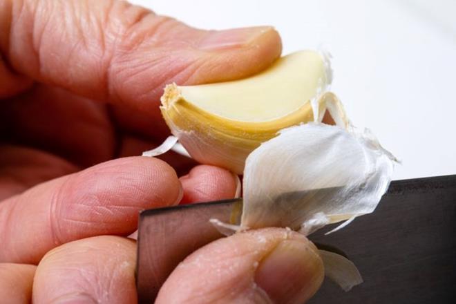 5- SARIMSAK    Sarmsan kilo verme zerinde olumlu etkileri bulunur. Metabolizma hzn artrarak kalori yakmn destekler. eriindeki biyoaktif bileikler, ya yakmn tevik edebilir ve genel metabolik sal iyiletirebilir. Ayrca, itah basklayc etkisi sayesinde ar yeme eilimini azaltmaya yardmc olabilir