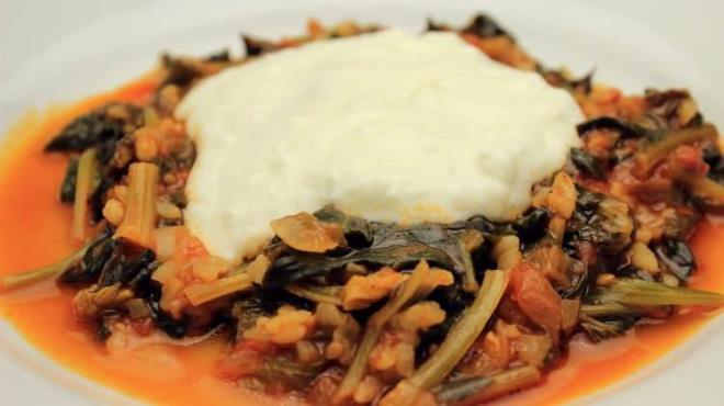 Temel Reis ile efsaneleen spanak, ksa srede hazrlanan ve lezzeti salal suyunda sakl olan bir yemek. Etsiz ve doyuran bir yemek aradnzda bu tarif zellikle k aylarnda tazecik spanaklarla yaplmak zere yardmcnz olacak. Doadaki en zengin demir kaynaklarndan biri olan spanak vcut iin ok faydaldr. Genellikle spanak yemei yourt ile birlikte tketiliyor. Ancak bu ayrlmaz ikiliyi birlikte tketmek salk iin byk bir hata.