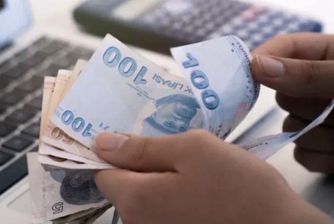 SON 7 YIL KURALI DEYOR MU?<p>  Gndemdeki dzenleme, prim gn indirimine odaklanyor. Bu nedenle, farkl kurumlarda alm olanlar iin geerli olan son 7 yl kuralnda herhangi bir deiiklik yaplmayacak. Yani, hangi kurumda 3.5 yl (1261 gn) daha fazla prim denmise, emeklilik o kurumdan olacak.