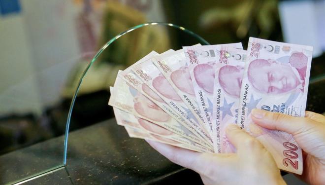 TEMMUZDA YZDE 24,73 ZAM<p>  Yln ilk yars olan ocak temmuz dneminde alt aylk enflasyon fark yzde 24,73 olarak akland. Temmuz 2025?te SSK ve Bakur emeklilerinin maalarna yzde 24,73 zam yapld. Memur emeklileri ise toplu szleme zamm olan yzde 10'luk arta ek olarak enflasyon fark da ald. Bylelikle memur ve memur emeklisi maa zamm yzde 19 oldu.