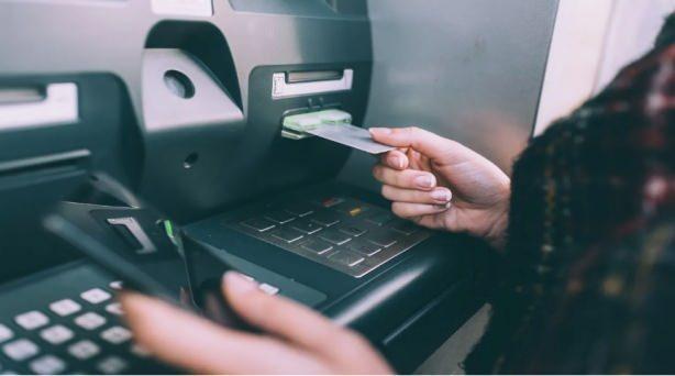 BDDK HAREKETE GET!    Paramedya'da yer alan habere gre; kararn yrrle girmesiyle birlikte doum tarihleri, il plaka kodlar ve futbol takmlarnn kurulu tarihleri gibi basit ifreler artk kullanlamayacak.