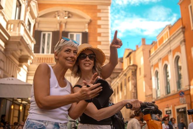 nl seyahat, elence, yeme-ime ve sanat dergisi Time Out, 2024'te dnyann en haval mahallesini ve u sralar ziyaret edilmesi gereken en popler yerleri aklad. 38 ehir, sahadaki uzmanlar ve yerel kent editrleri tarafndan yiyecek, iecek, sanat ve kltr gibi kriterlere gre seildi. te en haval 38 mahalle.