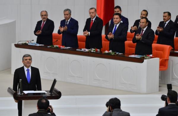 TBMM Genel Kurulu, Meclis Ba�kan� Cemil �i�ek'in ba�kanl���nda topland�. TBMM Ba�kan� Cemil �i�ek, birle�imi a�arak, toplant� yeter say�s�n�n bulundu�unu belirtti. �i�ek, daha sonra 24. D�nem 4. Yasama Y�l�'n�n sunu� konu�mas�n� yapt�. Yeni Yasama y�l� i�te bu g�r�nt�lerle a��ld�.