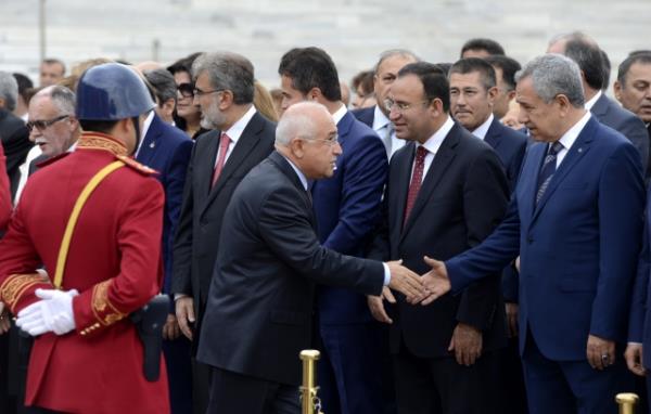 TBMM Genel Kurulu, Meclis Ba�kan� Cemil �i�ek'in ba�kanl���nda topland�. TBMM Ba�kan� Cemil �i�ek, birle�imi a�arak, toplant� yeter say�s�n�n bulundu�unu belirtti. �i�ek, daha sonra 24. D�nem 4. Yasama Y�l�'n�n sunu� konu�mas�n� yapt�. Yeni Yasama y�l� i�te bu g�r�nt�lerle a��ld�.