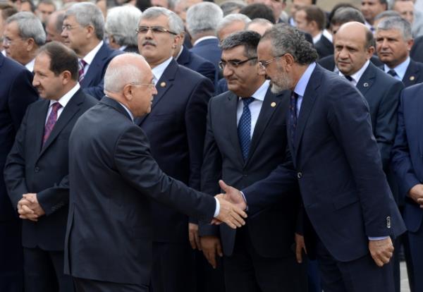 TBMM Genel Kurulu, Meclis Ba�kan� Cemil �i�ek'in ba�kanl���nda topland�. TBMM Ba�kan� Cemil �i�ek, birle�imi a�arak, toplant� yeter say�s�n�n bulundu�unu belirtti. �i�ek, daha sonra 24. D�nem 4. Yasama Y�l�'n�n sunu� konu�mas�n� yapt�. Yeni Yasama y�l� i�te bu g�r�nt�lerle a��ld�.