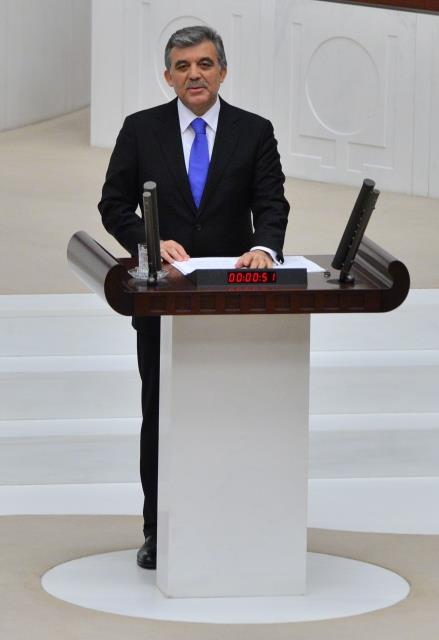 TBMM Genel Kurulu, Meclis Ba�kan� Cemil �i�ek'in ba�kanl���nda topland�. TBMM Ba�kan� Cemil �i�ek, birle�imi a�arak, toplant� yeter say�s�n�n bulundu�unu belirtti. �i�ek, daha sonra 24. D�nem 4. Yasama Y�l�'n�n sunu� konu�mas�n� yapt�. Yeni Yasama y�l� i�te bu g�r�nt�lerle a��ld�.