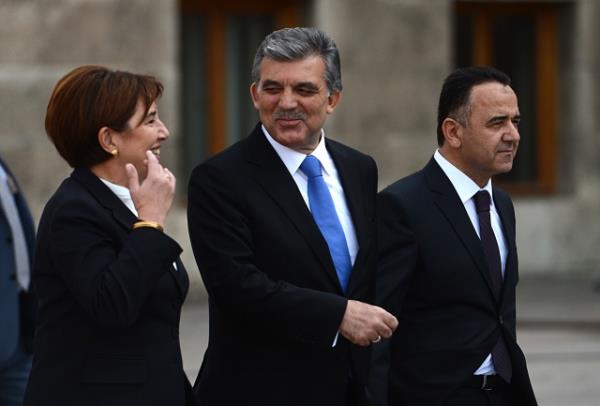 TBMM Genel Kurulu, Meclis Ba�kan� Cemil �i�ek'in ba�kanl���nda topland�. TBMM Ba�kan� Cemil �i�ek, birle�imi a�arak, toplant� yeter say�s�n�n bulundu�unu belirtti. �i�ek, daha sonra 24. D�nem 4. Yasama Y�l�'n�n sunu� konu�mas�n� yapt�. Yeni Yasama y�l� i�te bu g�r�nt�lerle a��ld�.