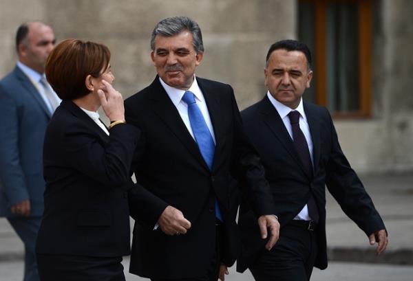 TBMM Genel Kurulu, Meclis Ba�kan� Cemil �i�ek'in ba�kanl���nda topland�. TBMM Ba�kan� Cemil �i�ek, birle�imi a�arak, toplant� yeter say�s�n�n bulundu�unu belirtti. �i�ek, daha sonra 24. D�nem 4. Yasama Y�l�'n�n sunu� konu�mas�n� yapt�. Yeni Yasama y�l� i�te bu g�r�nt�lerle a��ld�.